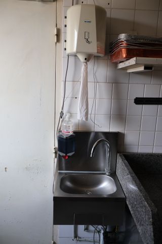Lave main inox commande genou avec distributeur de savon et distr...