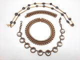 un assortiment de bijoux comprenant un collier, un bracelet et une bague