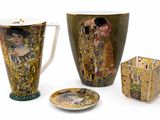 trois tasses à café et une assiette sur lesquelles figure l'image d'une femme