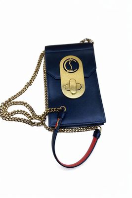 Le petit sac à main bleu est muni d'une chaîne et d'un fermoir doré.