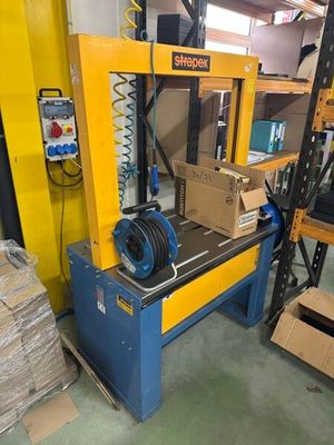 une photo d'une machine qui se trouve dans un entrepôt