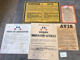 Il y a quelques vieux papiers par terre, à côté d'une paire de ciseaux.