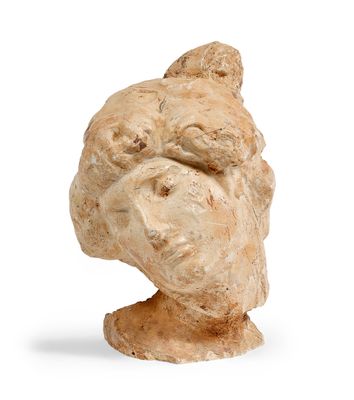 une image représentant une sculpture de tête de femme sur fond blanc