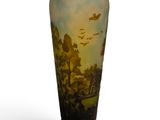 un vase orné d'une peinture représentant un paysage