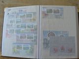 un livre ouvert avec des timbres, posé sur une table