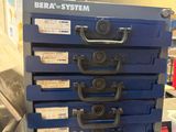 une pile de boîtes bleues empilées les unes sur les autres