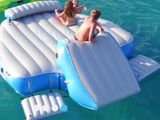 deux filles assises sur un radeau gonflable dans l'eau