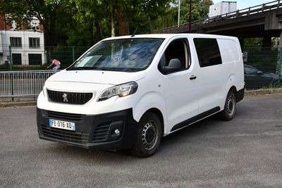 une camionnette blanche garée dans un parking