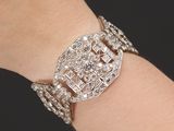 un gros plan sur le poignet d'une femme portant un bracelet en diamants