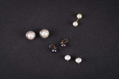 Lot de trois clips ou puces d'oreilles agrémentés de perles … - Photo 1