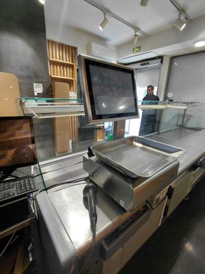 une cuisine avec un plan de travail et une télévision en arrière-plan