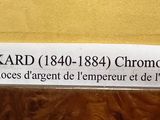 a sign on the door of a building that says hans makard