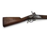 un vieux fusil avec une poignée en bois sur fond blanc