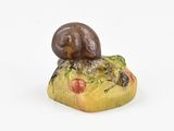 un petit escargot perché sur un morceau de nourriture