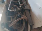 une boîte avec un tas d'outils à l'intérieur