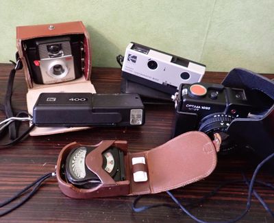 plusieurs types d'appareils photo différents posés sur une table