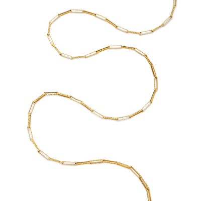 un collier à chaîne en or orné de perles blanches et muni d'un fermoir en or