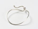 gros plan d'une bague en argent sur une surface blanche