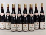 six bouteilles de vin rouge sont alignées