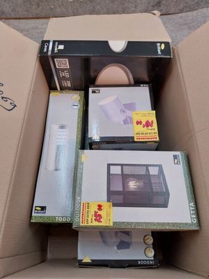 beaucoup de matériel électronique dans une boîte posée par terre