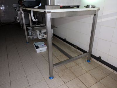une photo d'une table en acier inoxydable dans une cuisine professionnelle