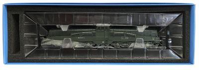 une photo d'une maquette d'hélicoptère militaire dans une boîte