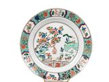 l'image d'une assiette ornée de fleurs et d'oiseaux