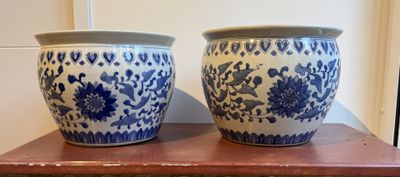 deux vases bleus et blancs posés sur une table