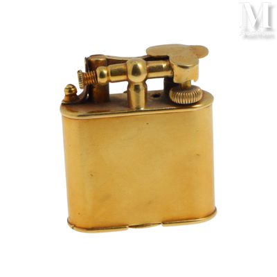 un briquet doré posé sur une surface blanche
