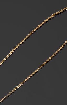 une chaîne en or avec un pendentif en diamant sur fond noir