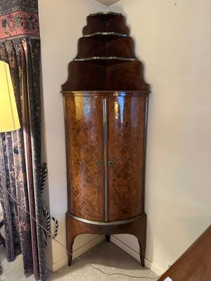 un grand meuble en bois dans le coin d'une pièce
