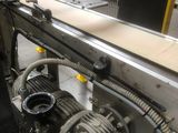 une image d'une machine qui travaille sur un morceau de bois