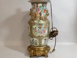 une lampe posée sur une table à côté d'un vase