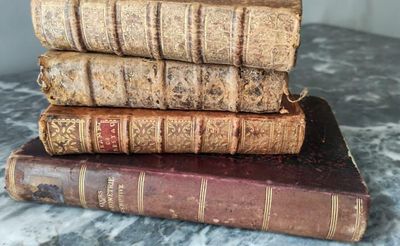 plusieurs vieux livres empilés sur une table