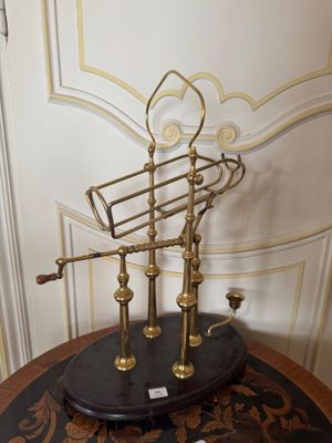 une horloge posée sur une table
