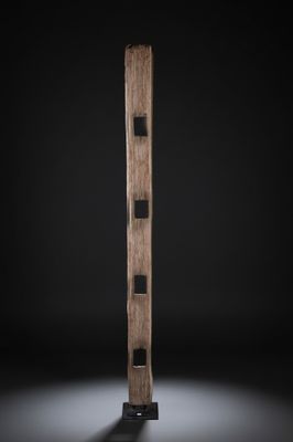 Echelle de case « lopo » (Timor Oriental) en bois érodé : 20… - Photo 1