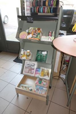 Ensemble de mobilier de magasin — Bureau et étagères