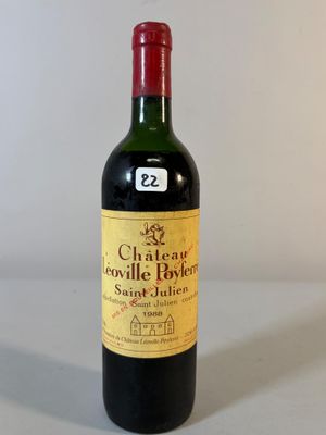 une bouteille de vin posée sur une table