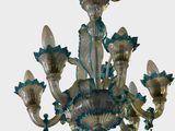 un lustre orné d'un motif bleu et blanc