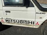 un camion blanc sur lequel est collé un autocollant sur le côté