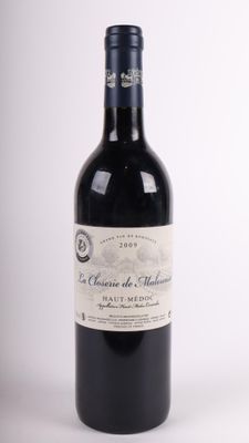 une bouteille de vin posée sur une table