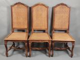 lot de quatre chaises de salle à manger anciennes à dossier en rotin, de fabrication française