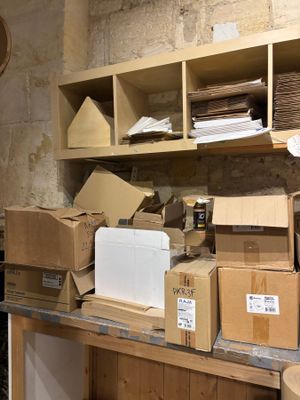 il y a de nombreuses boîtes, les unes à côté des autres, sur le comptoir de cette pièce