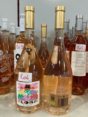 plusieurs bouteilles de vin sont alignées sur un comptoir