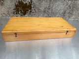 une petite boîte en bois posée sur une table