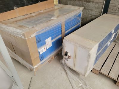 Les cartons et les palettes sont empilés sur des palettes dans un entrepôt.