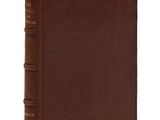 un vieux livre marron à la couverture en cuir sur fond blanc