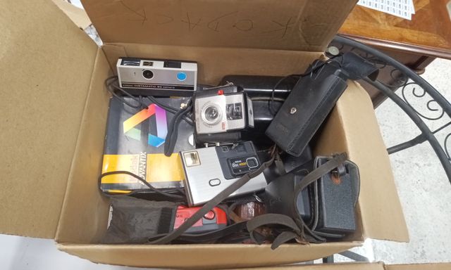 Lot d'appareils photos et accessoires Kodak, canon et divers
