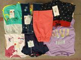 un tas de vêtements en tout genre par terre