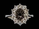 gros plan d'une bague en diamant sur fond noir